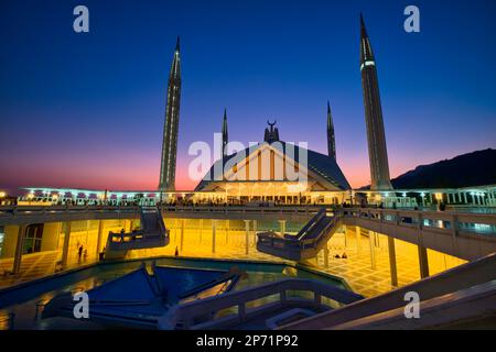 Combinata, la struttura copre un'area di 54.000 piedi quadrati e domina il paesaggio di Islamabad. Si trova all'estremità nord di Faisal Avenu Foto Stock