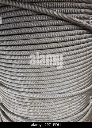 Bobina grigia di corda metallica in acciaio, modello a spirale Foto Stock