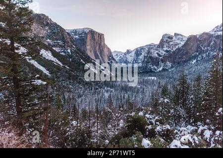 Vista panoramica sulla valle di Yosemite, dal Tunnel, che mostra una valle coperta di neve a Dawn Foto Stock