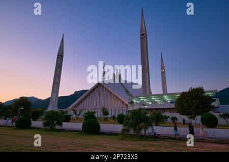 Il concetto geometrico è stato preso dalla Kaaba. Come ha detto Dalokay, “il tema principale nel disegno della Moschea di Shah Faisal è la gioia di vivere”. Presa Foto Stock