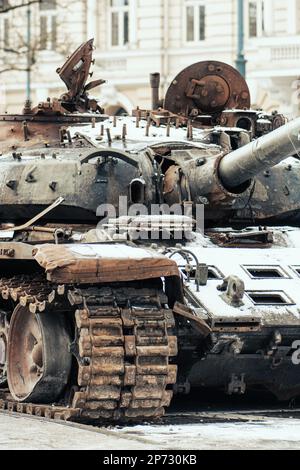 Devastazione arrugginita bruciata e fusa di un carro armato sovietico T-72B di produzione russa distrutto vicino a Kyiv durante l'invasione russa dell'Ucraina Foto Stock