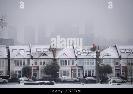 Quando la neve di marzo cade a sud di Londra, le case d'epoca sono viste con tetti bianchi su una strada che confina con Ruskin Park, uno spazio verde pubblico a Lambeth, il 8th marzo 2023, a Londra, Inghilterra. Foto Stock