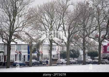 Quando la neve di marzo cade a sud di Londra, le case d'epoca sono viste con tetti bianchi su una strada che confina con Ruskin Park, uno spazio verde pubblico a Lambeth, il 8th marzo 2023, a Londra, Inghilterra. Foto Stock