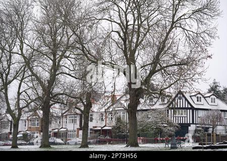 Quando la neve di marzo cade a sud di Londra, le case d'epoca sono viste con tetti bianchi su una strada che confina con Ruskin Park, uno spazio verde pubblico a Lambeth, il 8th marzo 2023, a Londra, Inghilterra. Foto Stock