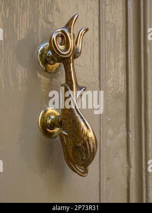 Maltese porta in ottone respingente, Valletta, Malta. Foto Stock