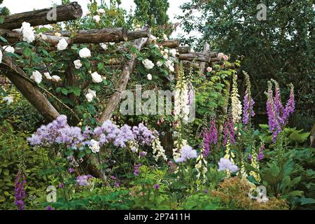 Cottage inglese confine giardino Foto Stock