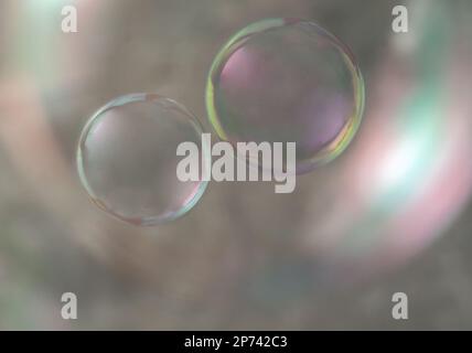 Bolla di sapone realistica. Schiuma detergente sfera colorata arcobaleno come sfondo. concetto di lavanderia. Foto Stock