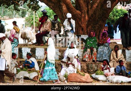 Lalibela, Etiopia - 24 giugno 1998: La gente guarda la cerimonia mattutina a Lalibela, dove il sacerdote presenta la Santa Arca dell'Alleanza ad un anno Foto Stock