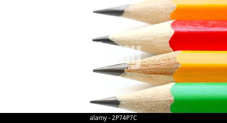 Matite affilate in legno isolate su sfondo bianco, primo piano Foto Stock