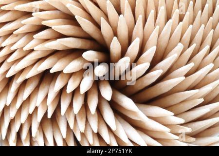 Stuzzicadenti in bambù a pile disposti a spirale. Primo piano Foto Stock