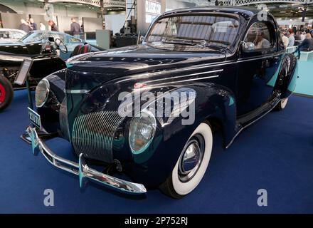 Vista frontale a tre quarti di una coupé da 1939, blu scuro, Lincoln Zephyr 3 Window, in esposizione al London Classic Car Show 2023 Foto Stock