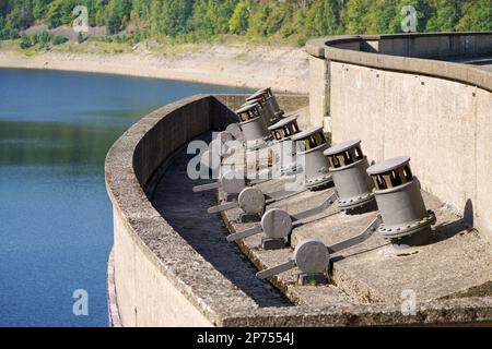 Bacino idrico di Oker vicino ad Altenau, sulle montagne Harz. Vista dall'Okertalsperre all'Oker SEE e al paesaggio circostante. Foto Stock