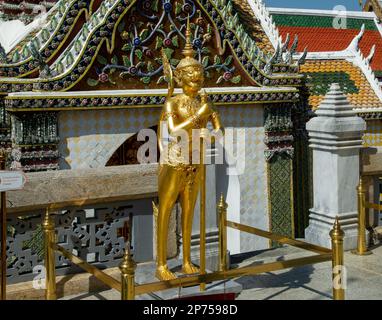 Figure mitologiche decorano la terrazza, a Wat Phra Kaew in bronzo dorato con foglia d'oro. Si tratta di semi-animali semi-umani fatti di bronzo Foto Stock