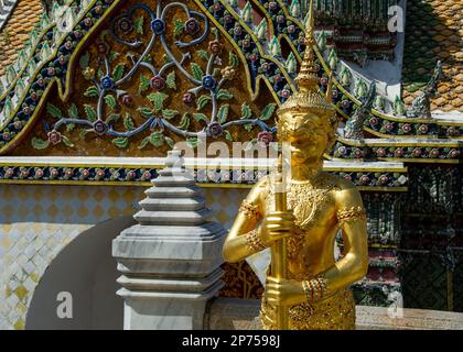 Figure mitologiche decorano la terrazza, a Wat Phra Kaew in bronzo dorato con foglia d'oro. Si tratta di semi-animali semi-umani fatti di bronzo Foto Stock