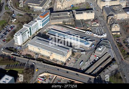 Vista aerea dell'interscambio di Bradford (stazione dei treni e degli autobus) e dell'ufficio della Santander Regional Corporate, Bradford, West Yorkshire Foto Stock