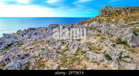 Costa rocciosa, scogliere di Pría, formazione carsica, Bufones de Pría, Paesaggio protettato della Costa Orientale delle Asturie, Lames de Pría, Asturie, Spagna, e Foto Stock