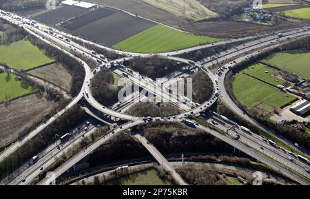 Vista aerea dello svincolo autostradale M1 M62 nello Yorkshire occidentale Foto Stock