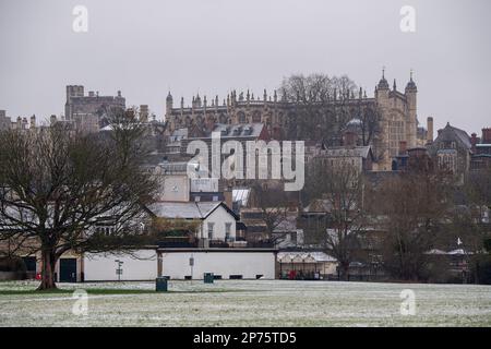 Eton, Windsor, Berkshire, Regno Unito. 8th marzo, 2023. Una leggera spolverata di neve sui Brocas a Eton con vedute del Castello di Windsor e della Cappella di San Giorgio. Dopo la notte di neve a Eton, Sleet ha iniziato a sciogliere la neve questa mattina. Per domani è prevista una forte pioggia. Credit: Maureen McLean/Alamy Live News Foto Stock