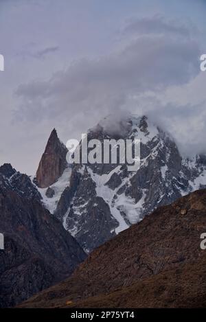 Nell'Ultar Nalla del centro di Hunza si erge un pinnacolo di granito nero del 1000m. Prende il nome da una sfortunata principessa Hunza Bubuli Foto Stock