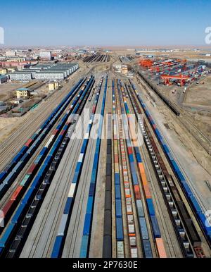 XILINGOL LEAGUE, CINA - 8 MARZO 2023 - Foto aerea scattata il 8 marzo 2023 mostra il treno merci Cina-Europa al porto ferroviario di Erenhot a Xilin Gol Foto Stock