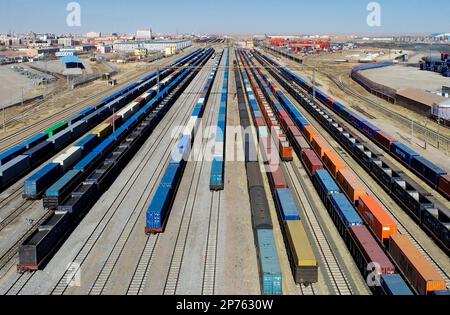 XILINGOL LEAGUE, CINA - 8 MARZO 2023 - Foto aerea scattata il 8 marzo 2023 mostra il treno merci Cina-Europa al porto ferroviario di Erenhot a Xilin Gol Foto Stock