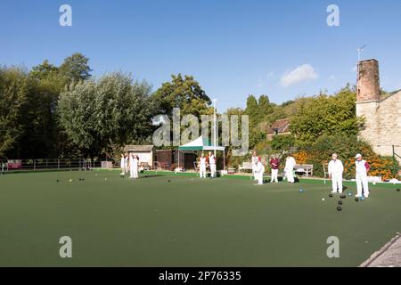 Vecchi pensionati che giocano a bocce, Malmesbury Bowls and Social Club, Wiltshire, Regno Unito Foto Stock