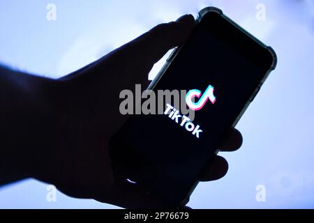 Parigi, Francia. 07th Mar, 2023. L'immagine mostra il logo dei social media o della rete video Tiktok (o Tik Tok) sullo schermo di un telefono (smartphone) a Parigi, in Francia il 7 marzo 2023. – La Casa Bianca ha appoggiato la legislazione introdotta martedì da una dozzina di senatori per conferire all’amministrazione nuovi poteri per vietare l’applicazione video TikTok di proprietà cinese e altre tecnologie basate sull’estero, qualora rappresentino minacce alla sicurezza nazionale. Foto di Victor Joly/ABACAPRESS.COM Credit: Abaca Press/Alamy Live News Foto Stock