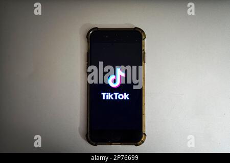 Parigi, Francia. 07th Mar, 2023. L'immagine mostra il logo dei social media o della rete video Tiktok (o Tik Tok) sullo schermo di un telefono (smartphone) a Parigi, in Francia il 7 marzo 2023. – La Casa Bianca ha appoggiato la legislazione introdotta martedì da una dozzina di senatori per conferire all’amministrazione nuovi poteri per vietare l’applicazione video TikTok di proprietà cinese e altre tecnologie basate sull’estero, qualora rappresentino minacce alla sicurezza nazionale. Foto di Victor Joly/ABACAPRESS.COM Credit: Abaca Press/Alamy Live News Foto Stock