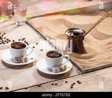 Caffè turco. Preparare il caffè con la tecnica di cottura nella sabbia. Foto Stock