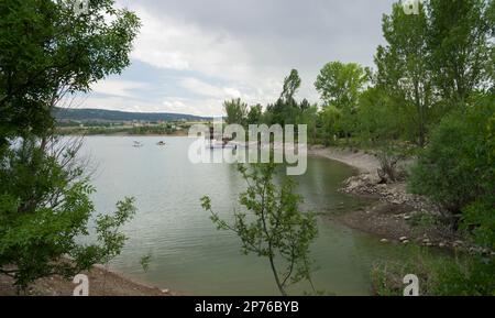 Cankiri, Turchia. 11 giugno, 2021. Paesaggio estivo al lago Alpsari Foto Stock