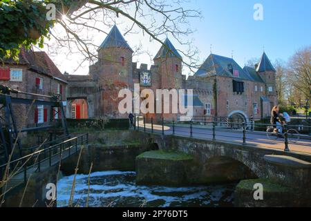 L'impressionante Koppelpoort, un medievale combinato terra e porta d'acqua in Amersfoort, Utrecht, Paesi Bassi Foto Stock