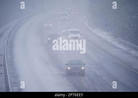 Le auto che attraversano la neve sulla carreggiata nord dell'autostrada M5 vicino a Taunton, che è stata ridotta a due corsie a causa della neve, mentre alcune parti del Regno Unito si svegliano con la neve e un avvertimento giallo. Data immagine: Mercoledì 8 marzo 2023. Foto Stock