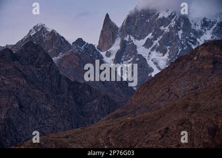 Nell'Ultar Nalla del centro di Hunza si erge un pinnacolo di granito nero del 1000m. Prende il nome da una sfortunata principessa Hunza Bubuli Foto Stock