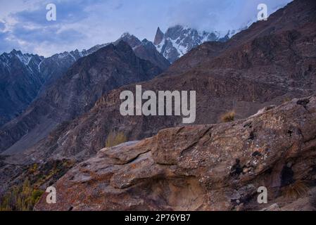 Nell'Ultar Nalla del centro di Hunza si erge un pinnacolo di granito nero del 1000m. Prende il nome da una sfortunata principessa Hunza Bubuli Foto Stock