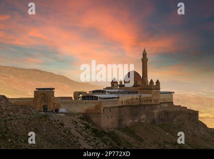 Alba allo storico e turistico Ishak Pasha Palace o Ishak Pasha Kulliye. Importanti destinazioni di viaggio nella Turchia orientale. Dogubeyazit, Agri Foto Stock