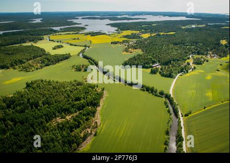Veduta aerea dei campi agricoli e del fiume Hobølelva e di una parte del lago Vansjø a Østfold, Norvegia, Scandinavia. Foto Stock