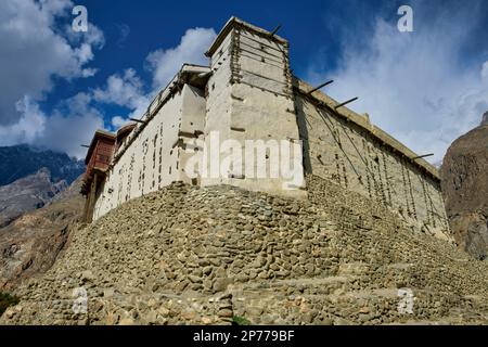 Il Forte Baltit è una struttura in legno e pietra con intonaco di fango. Si tratta di un edificio a tre piani, con granai e alcuni negozi nel seminterrato su un glac Foto Stock