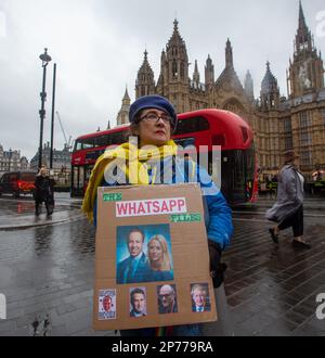 Londra, Inghilterra, Regno Unito. 8th Mar, 2023. Un attivista tiene un cartello al di fuori del Parlamento britannico protestando contro l'ex Segretario alla Salute Matt Hancock, mentre più di 100000 messaggi WhatsApp che ha inviato durante la pandemia di Coronavirus sono stati serializzati nella stampa britannica, rivelando carenze e scandali nella risposta del governo alla crisi. (Credit Image: © Tayfun Salci/ZUMA Press Wire) SOLO PER USO EDITORIALE! Non per USO commerciale! Foto Stock