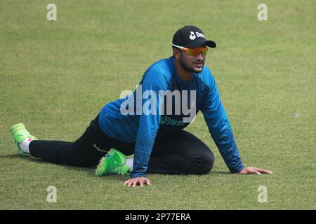 T20 capitano Shakib al Hasan durante il Bangladesh T20 Cricket Team partecipa alla pratica in vista della prima partita della serie a Zahur Ahmed Chowdhury Cricke Foto Stock