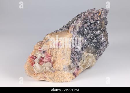 Spodumene di minerale di litio, lepidolite di mica di litio e cristalli rossi di elbaite dalla cava di litio di Haapaluoma in Finlandia Foto Stock