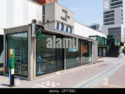 Seoul, Corea del Sud - 2022 maggio: Sotto Stand Avenue, un centro commerciale che è fatto da contenitori di spedizione vicino al Parco forestale di Seoul Foto Stock