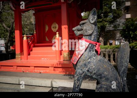 Una volpe divina messaggera al Santuario di Kanda Myojin Foto Stock