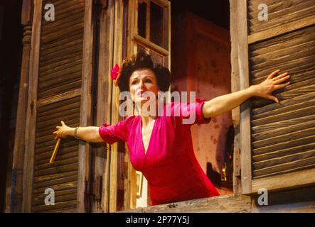 Julie Walters (Serafina delle Rose) nel TATUAGGIO ROSA di Tennessee Williams al Playhouse Theatre di Londra WC2 11/06/199 un Peter Hall Company progettazione di produzione: Alison Chitty illuminazione: Mark Henderson regista: Peter Hall Foto Stock