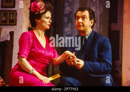 Julie Walters (Serafina delle Rose), Ken Stott (Alvaro Mangiacavallo) nel TATUAGGIO ROSA di Tennessee Williams al Playhouse Theatre di Londra WC2 11/06/1991 a Peter Hall Company progettazione di produzione: Alison Chitty Lighting: Mark Henderson regista: Peter Hall Foto Stock