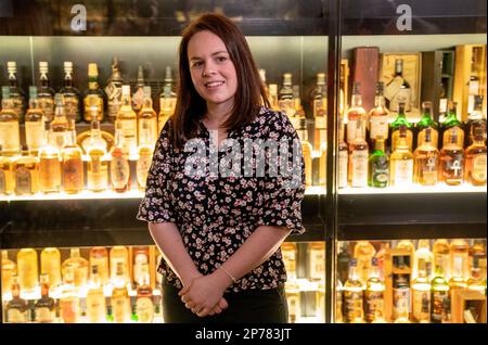 Kate Forbes, candidato alla leadership dell'SNP durante una visita allo Scotch Whisky Experience durante la campagna elettorale di Edimburgo. Data immagine: Mercoledì 8 marzo 2023. Foto Stock