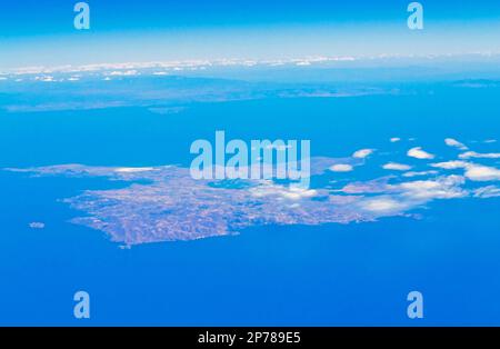 L'isola di Lemnos e Türkiye o la Turchia continentale in lontananza vista dall'aereo che vola sul Mare Egeo settentrionale. Foto scattata l'11 settembre 4th Foto Stock