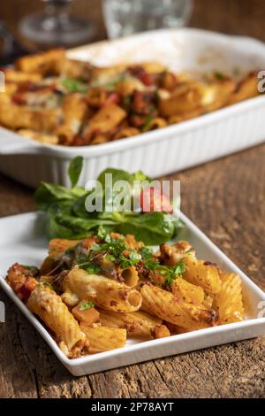 Rigatoni Pasta al gratin con salsa alla Bolognese Foto Stock