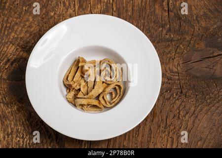 Zuppa austriaca di pancake su legno Foto Stock