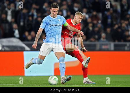 Roma, Italia - 7 marzo 2023, Sergej Milinkovic Savic del Lazio (L) e Jens Odgaard dell'AZ Alkmaar (R) in azione durante la UEFA Conference League, Round of 16, 1st tappa di calcio tra SS Lazio e AZ Alkmaar il 7 marzo 2023 allo Stadio Olimpico di Roma, Italia - Foto Federico Proietti / DPPI Foto Stock