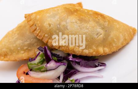 Ramadan Food Patties: Samosa vegetariana, Veg Paty con insalata. Snack pakistano indiano speziato. Street Food Foto Stock